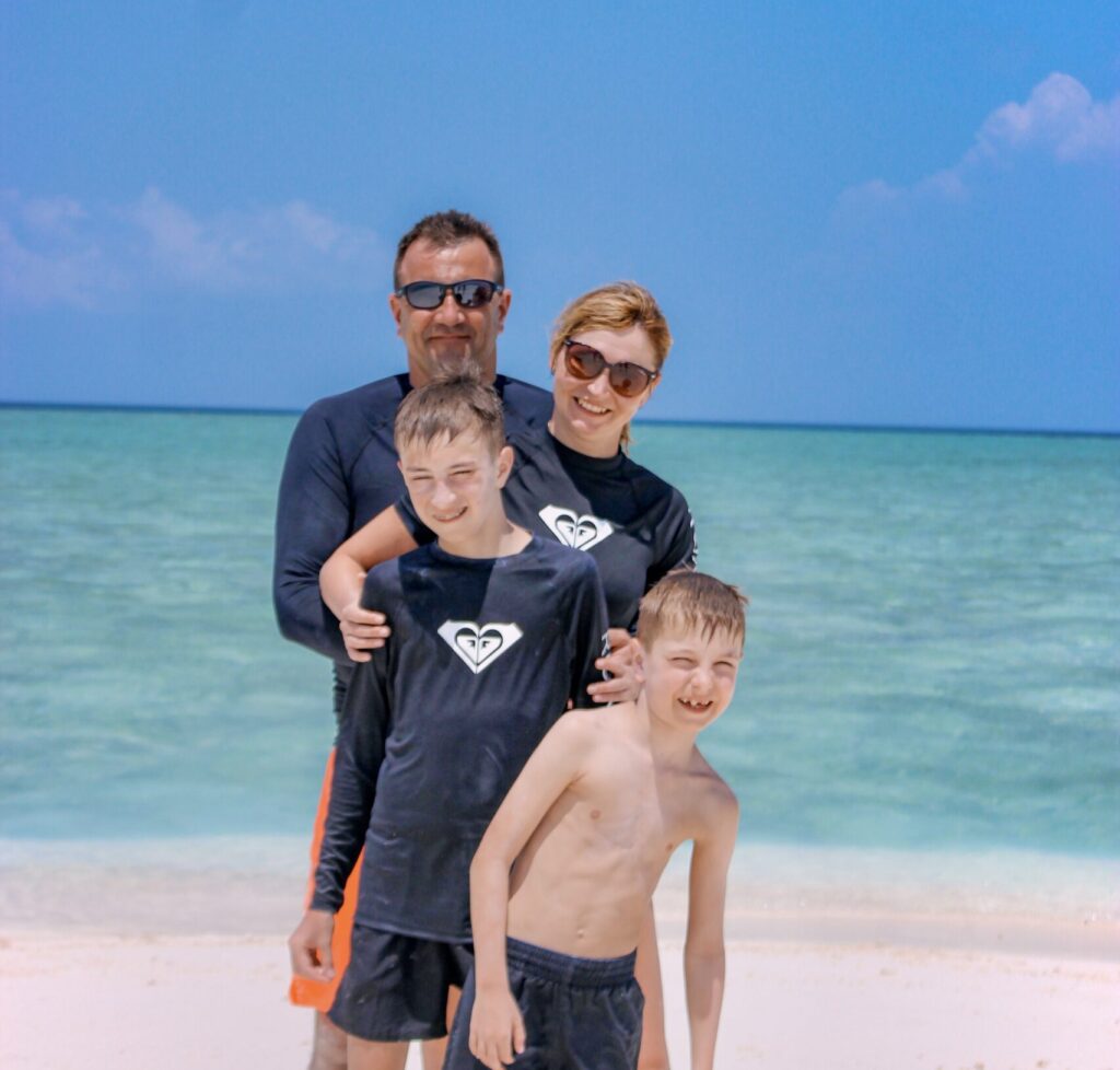 Family enjoying beach games on the sandy shores of Fodhdhoo’s nearby sandbank.